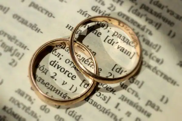 Image of rings removed before divorce mediation Boston